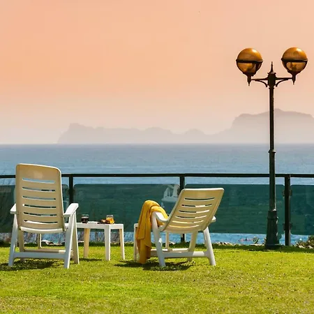 Holidays Family - Pool In Front Of Capri 나폴리