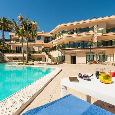 Holidays Family - Pool In Front Of Capri Apartment